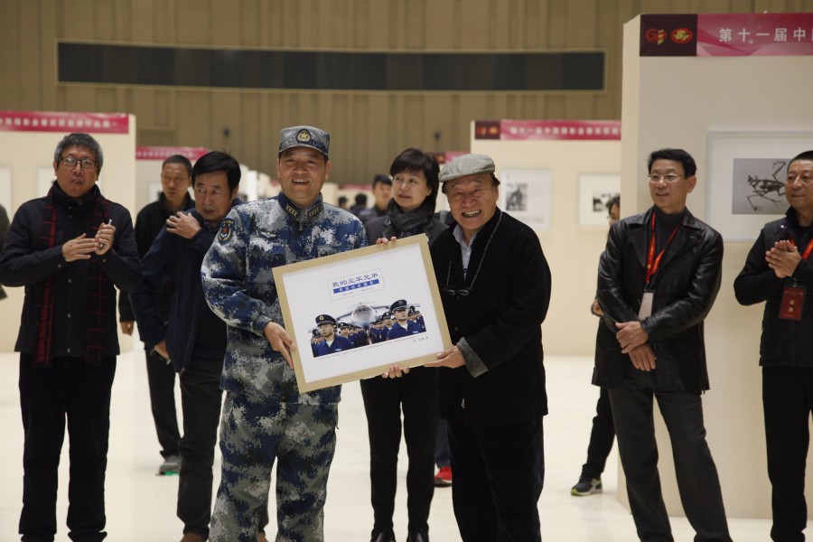 中国摄协向空军某部赠送摄影作品