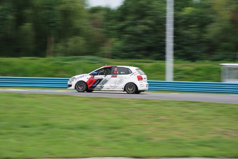 巅峰对抗:索尼微单旗舰A9 VS 佳能1DX II对比评