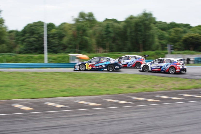 巅峰对抗:索尼微单旗舰A9 VS 佳能1DX II对比评