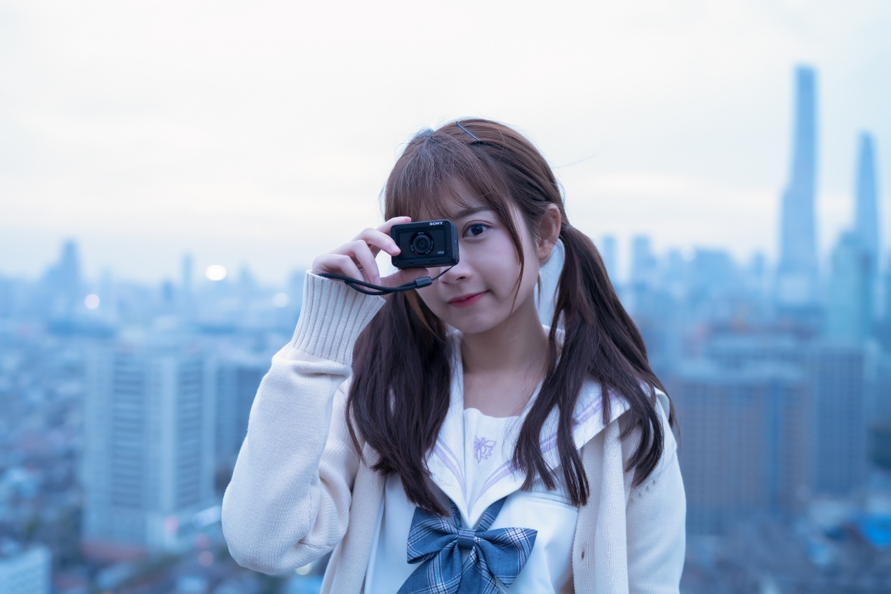 索尼黑卡迷你RX0与天台少女