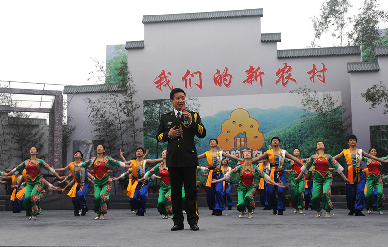 2010年，中央电视台军事频道在霍山慰问演出。_副本.jpg