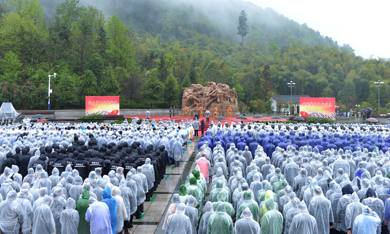 2015年清明节，中央电视台现场直播霍山开展公祭烈士纪念活动。_副本.jpg