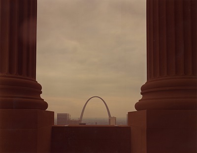 Joel Meyerowitz, The Arch fromthe top of the Civil Courts Building,1980.jpg