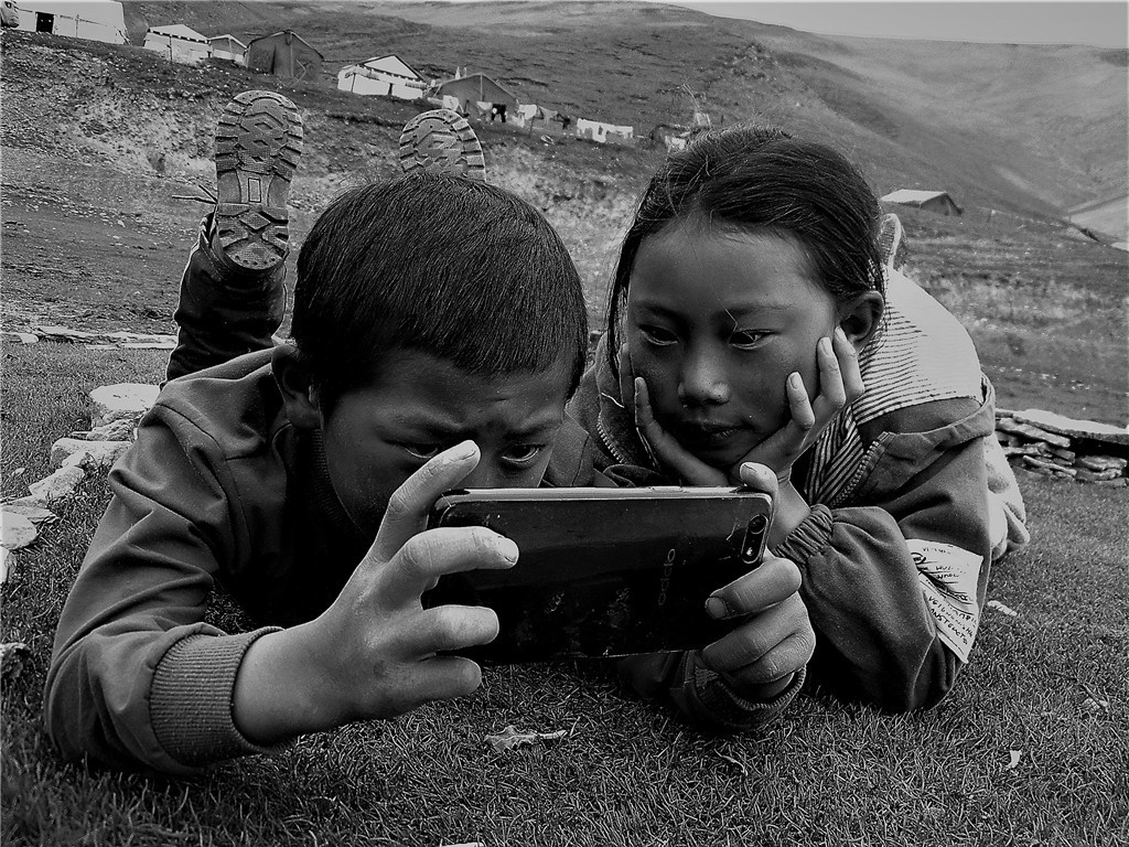 10-《爱不释手》摄影：措拉毛F（藏族）光影助学工程六校区高中二年级.JPG