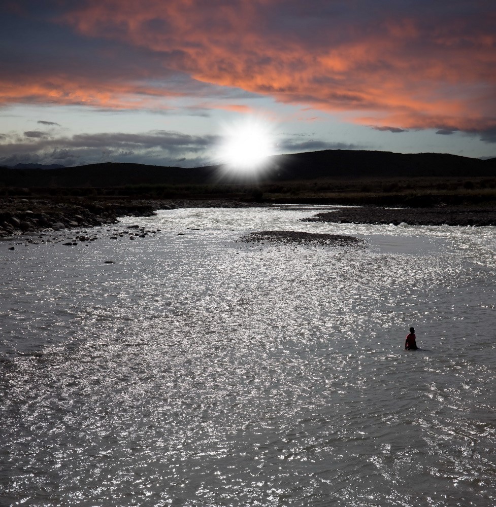 9一个人穿越大江大河，并走向那道白光（A man crossed the river and headed for the white light.） .jpg