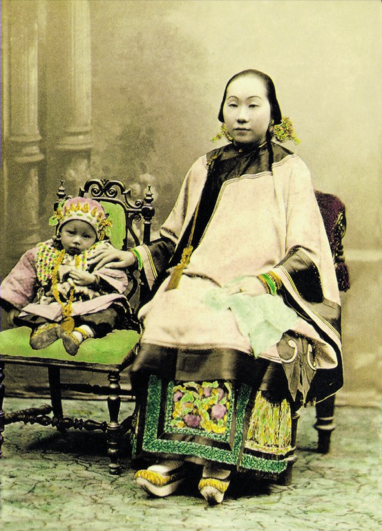 1带孩子的少妇。1880年摄于香港。金伯宏供图。（原载《老照片》第17辑）.jpg