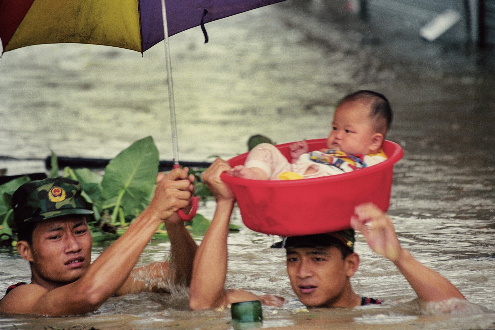 05 特警战士在洪水中转移六个月的小孟可.1998    .jpg