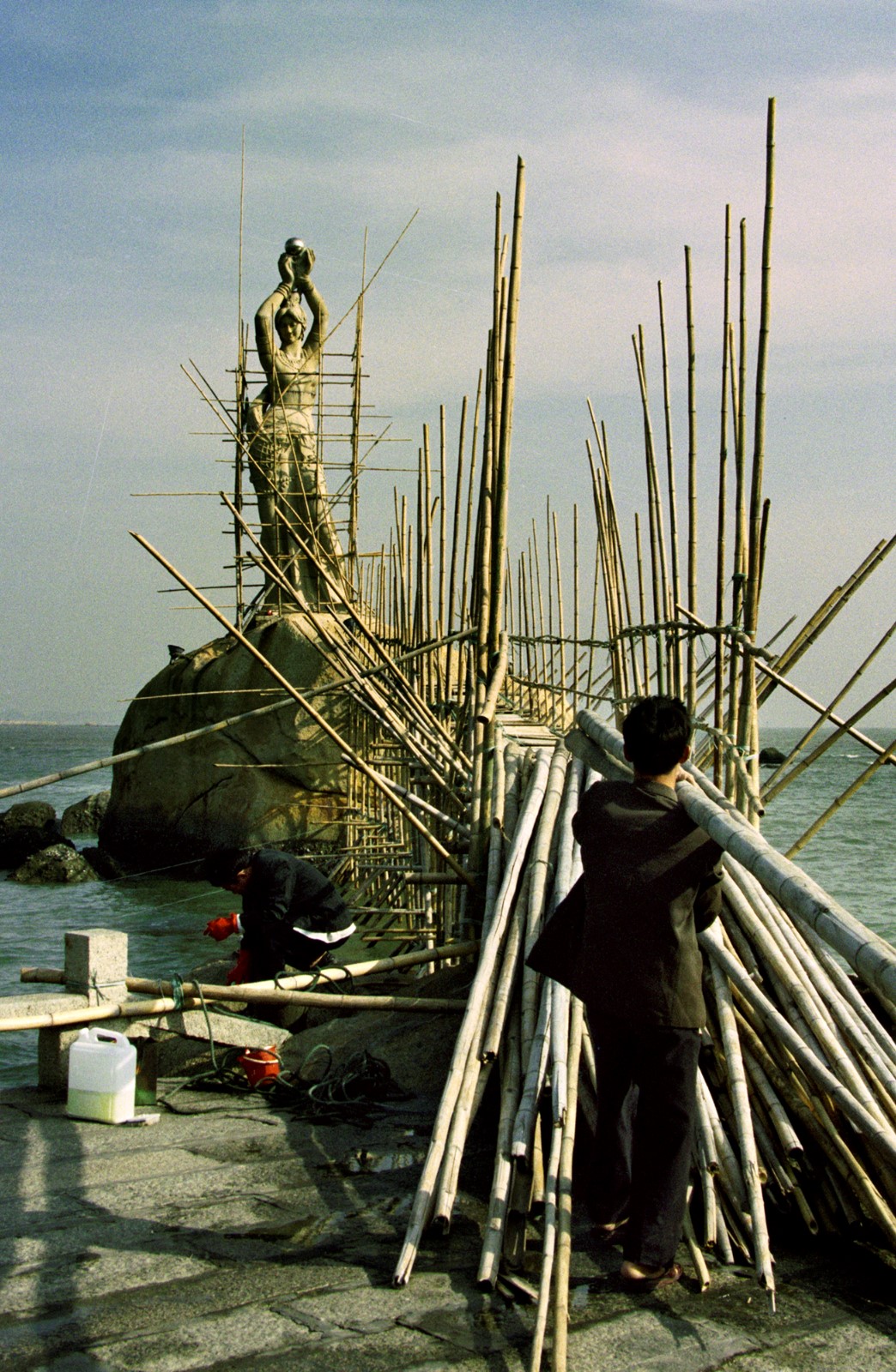 20  维护珠海渔女雕像。1990 .jpg