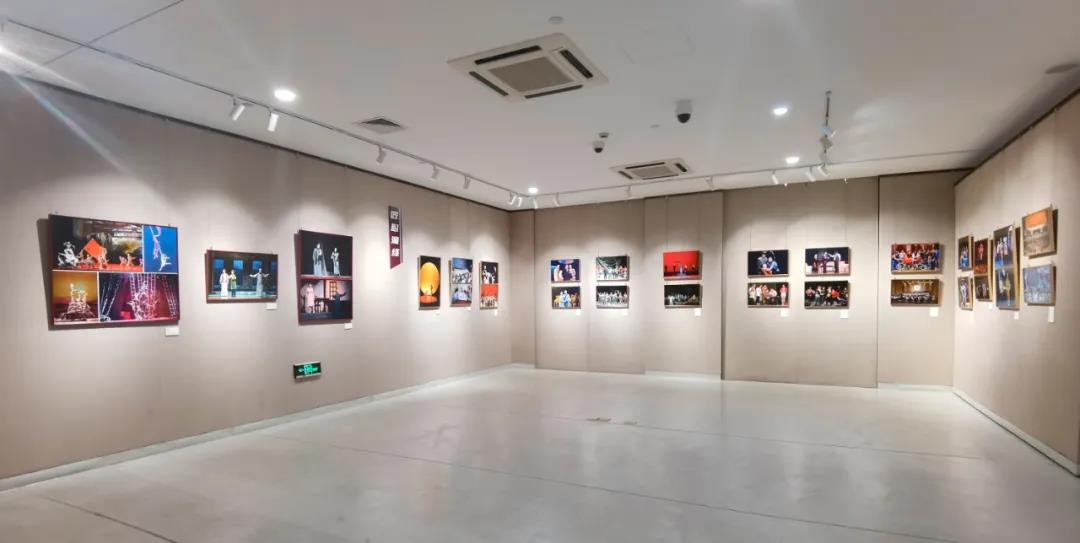"红色经典耀舞台" 艺术摄影展在上海文联开幕