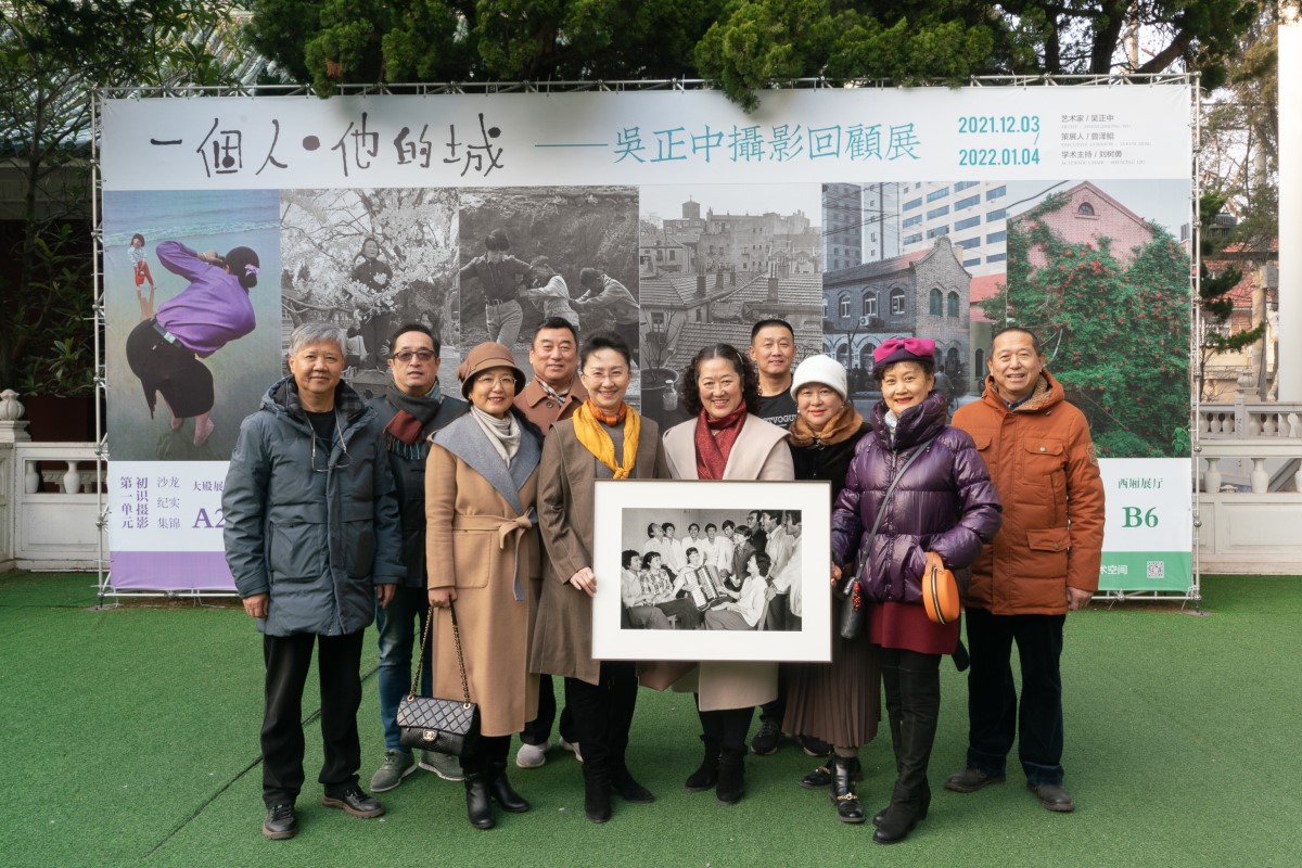 一张1984年的照片，让近40多年未曾见面的老同志相聚在青岛美术馆。.jpg