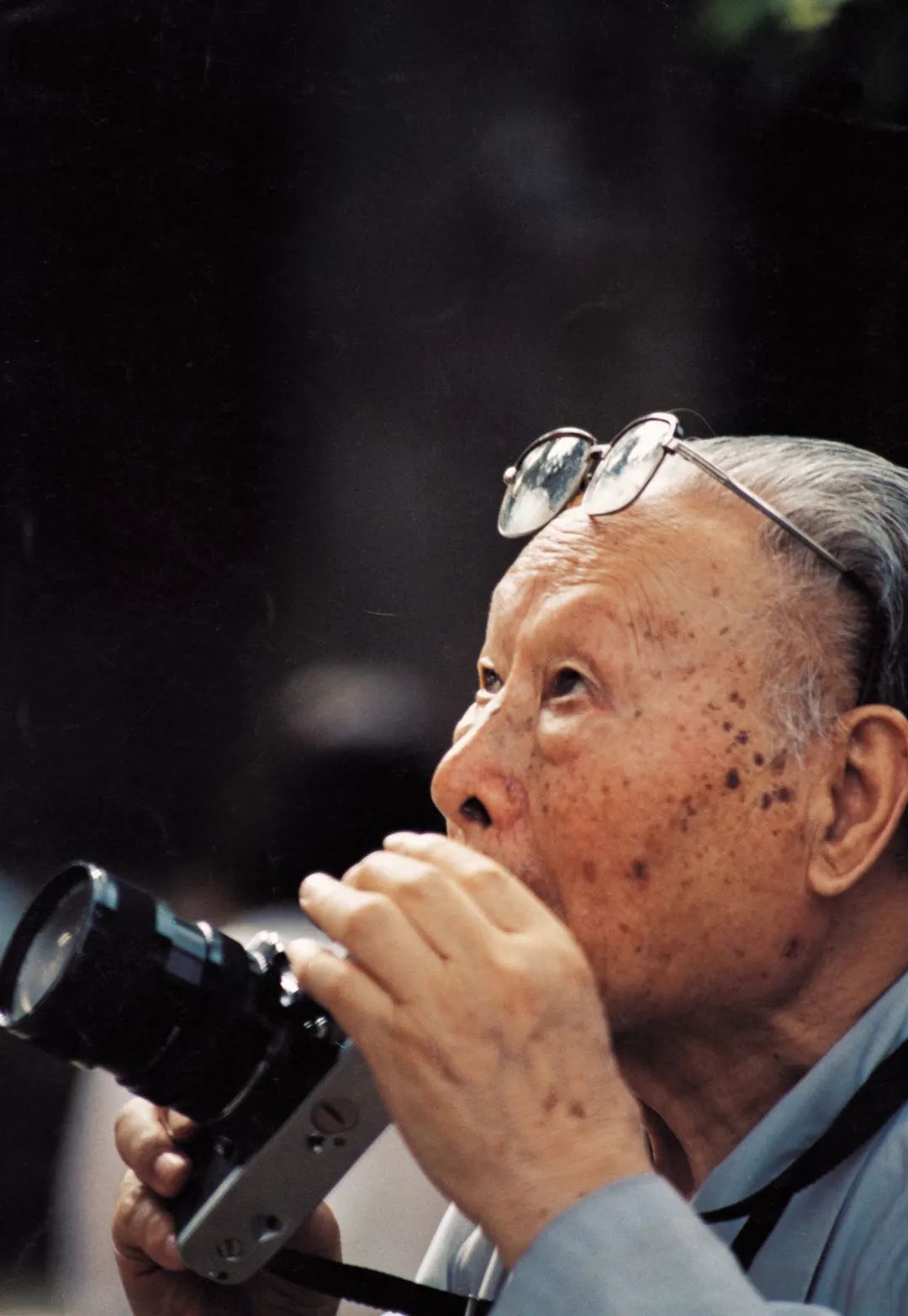 02摄影大师吴印咸（1900-1994），1991年6月7日摄于泰山.jpg