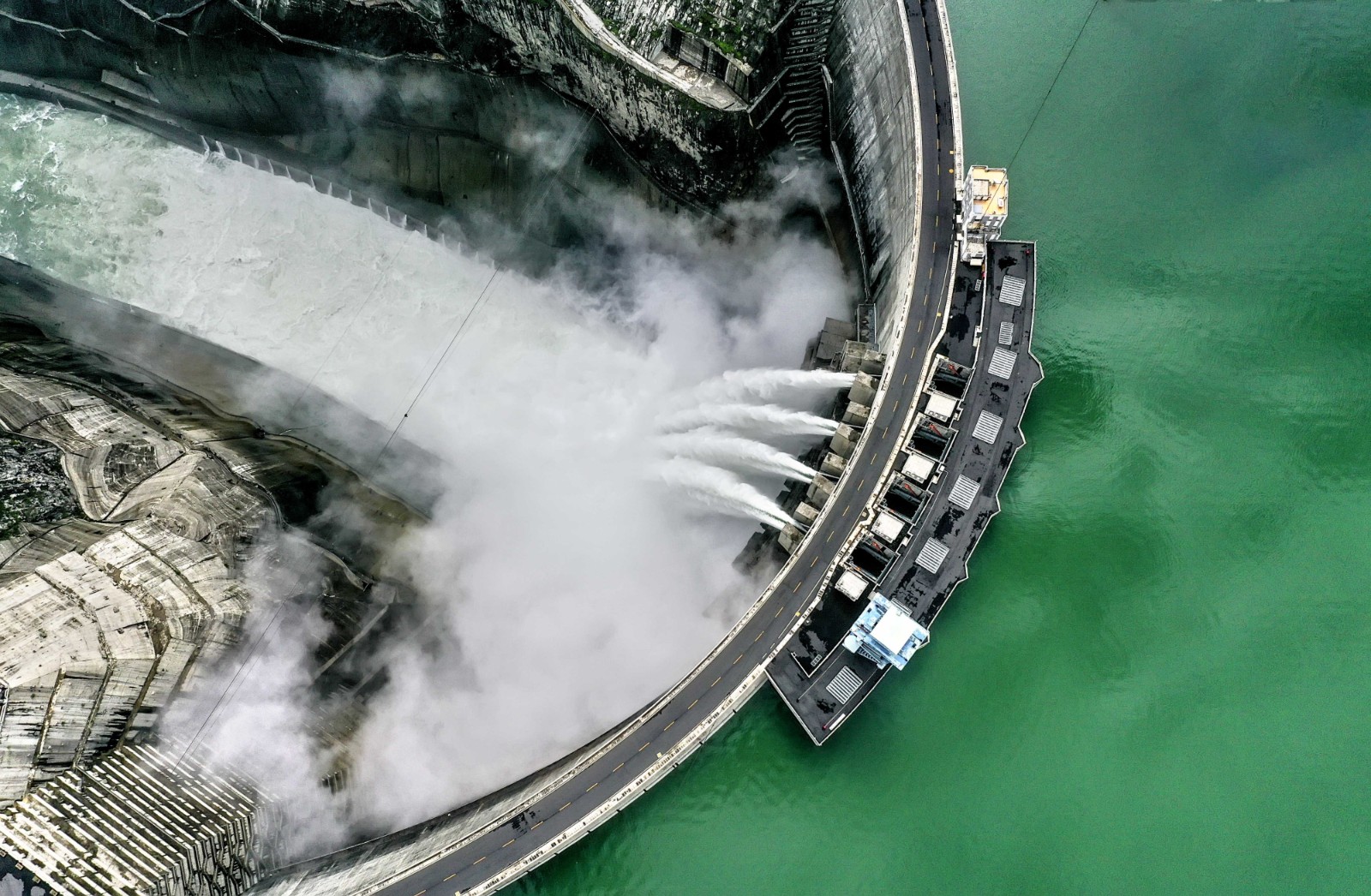 邹森  摄  《锦屏水电站》位于凉山州的锦屏水电站总装机840万kW，混凝土双曲拱坝坝高305m，是世界同类坝型中第一高坝。图为2020年8月10日，俯瞰锦屏水电大坝泄水。.jpg