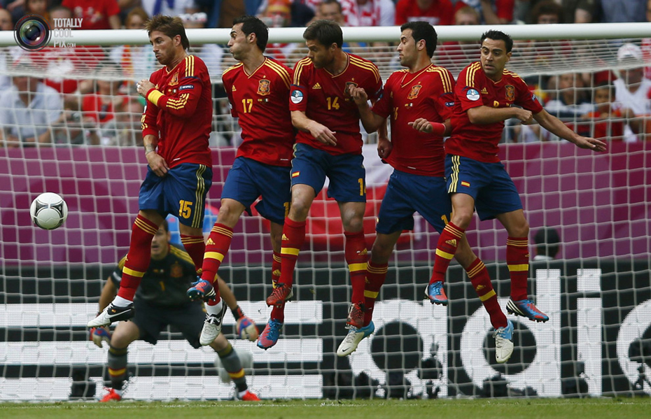 2012610ŷޱCڸ˹УͼΪAndrea PirloڷʱSergio Ramos, Alvaro Arbeloa, Xabi Alonso, Sergio Busquets and Xavi Hernandezվɵķǽ