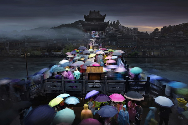 风雨无阻游人潮-常青 摄.jpg