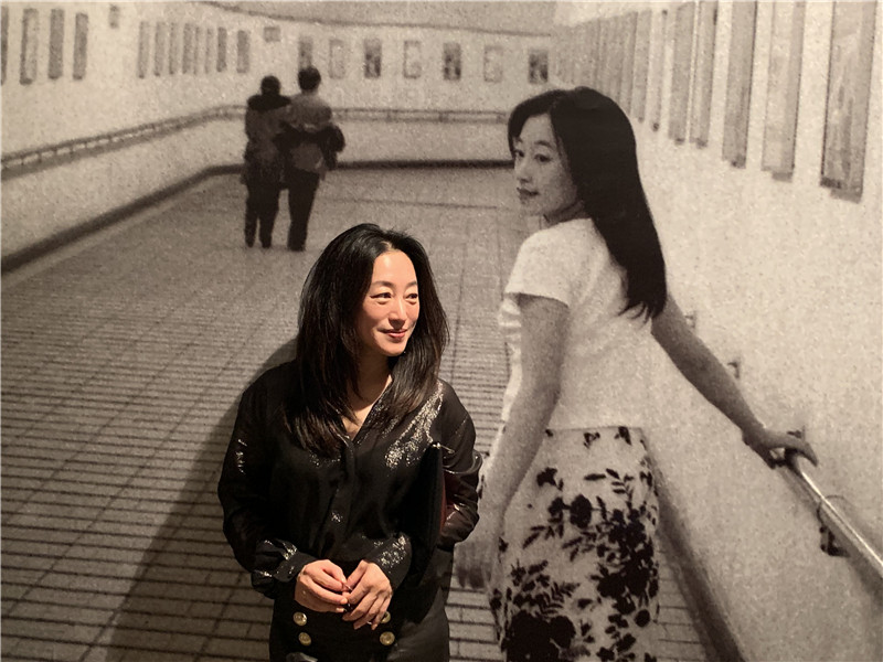 艾敬与自己的照片合影.jpg