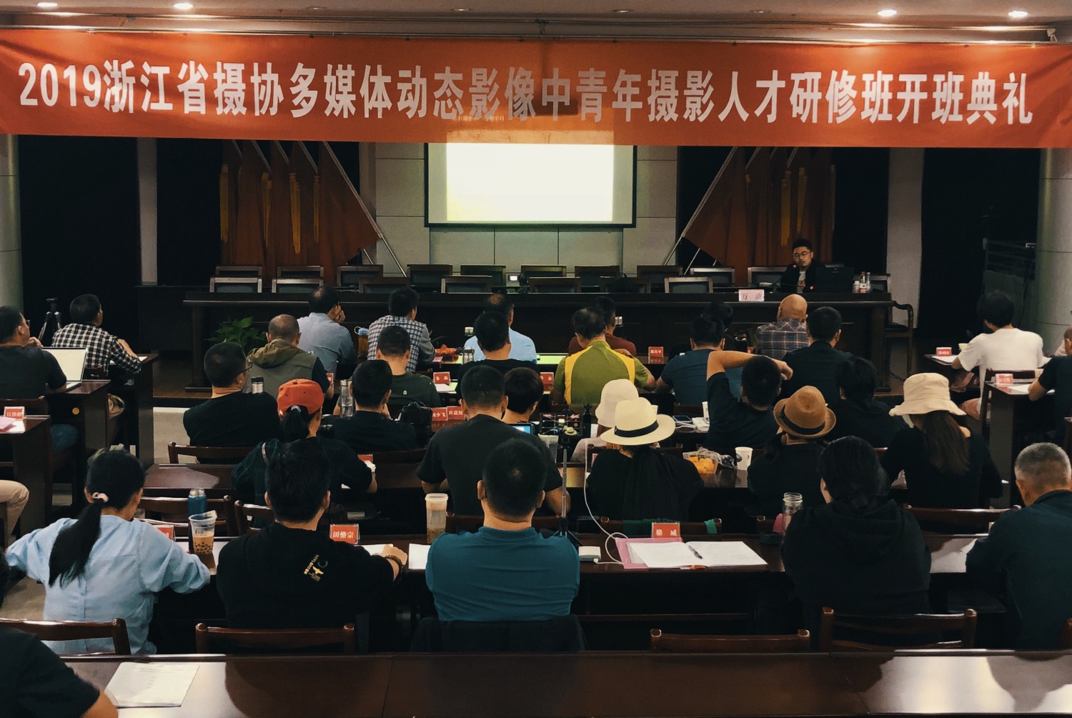 万波老师在授课 (2).jpg