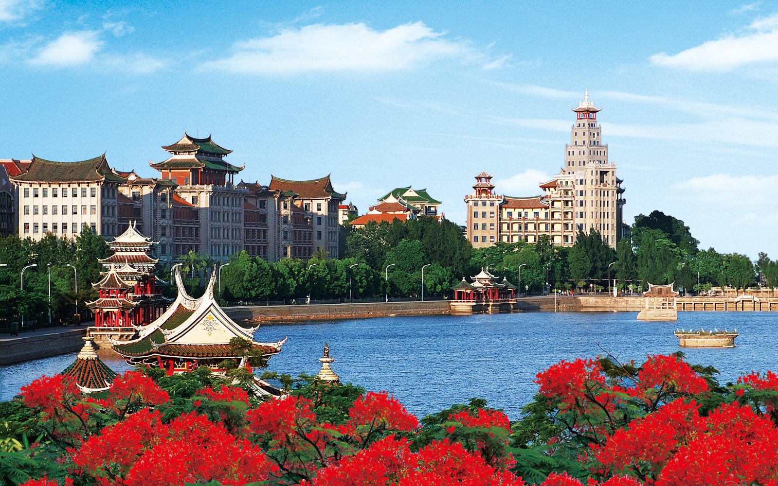 《龙舟池畔》杨景初.jpg