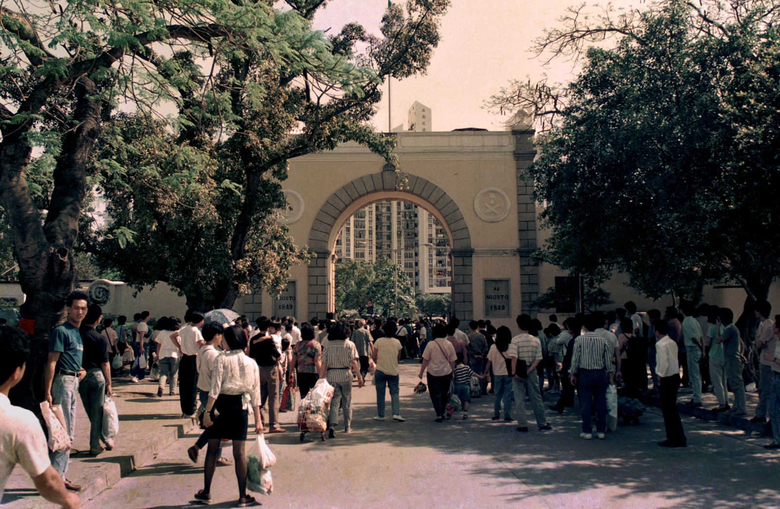 04 通往澳门的关闸.1988    .jpg
