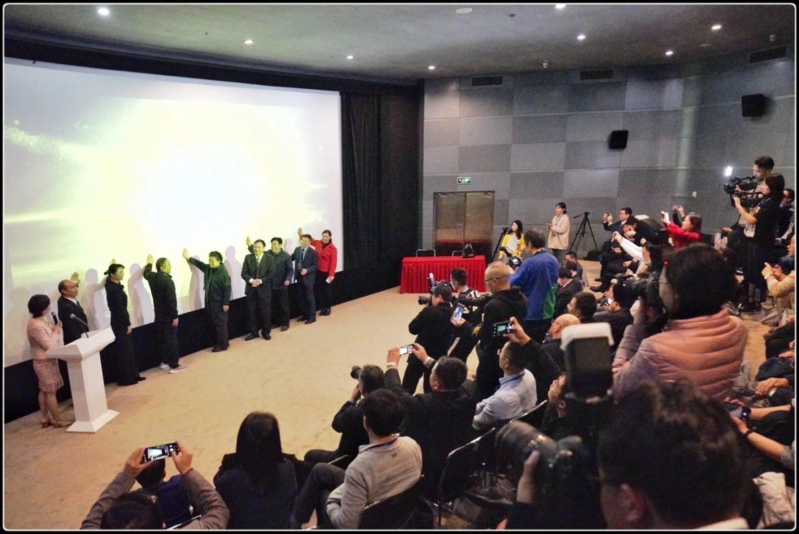 主办方及嘉宾共同启动“中国•张家界”首届世界遗产摄影大展。.jpg