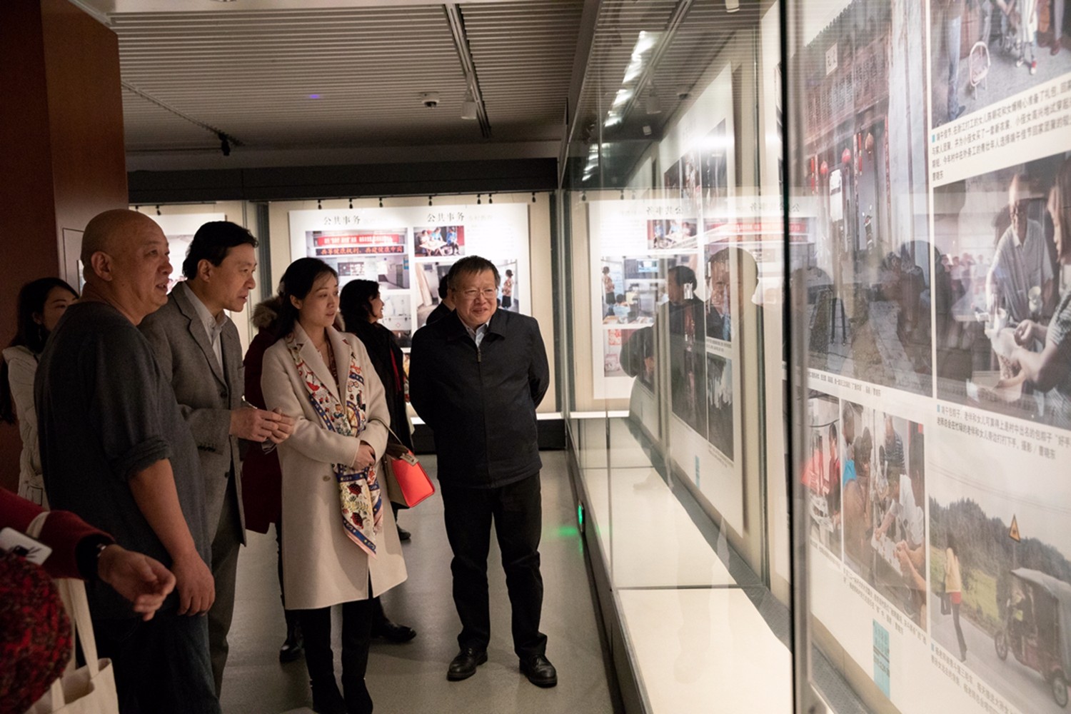 策展人刘树勇为参观影展市民解读图片故事.jpg