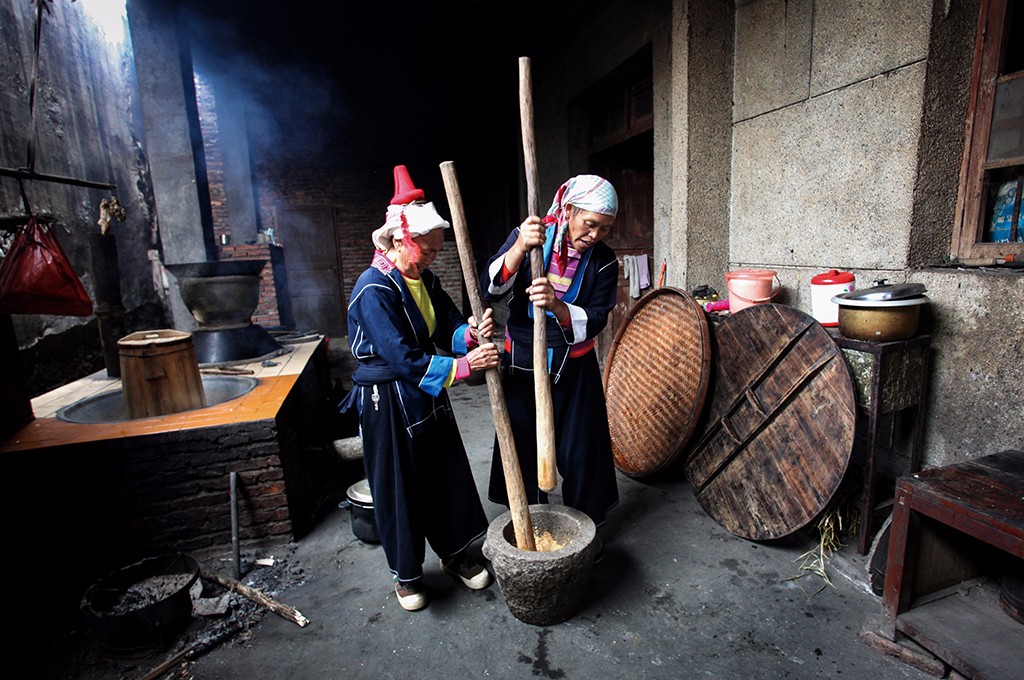 156 农历十月十六瑶山人过瑶年,舂糍粑(2010)金坑村.jpg