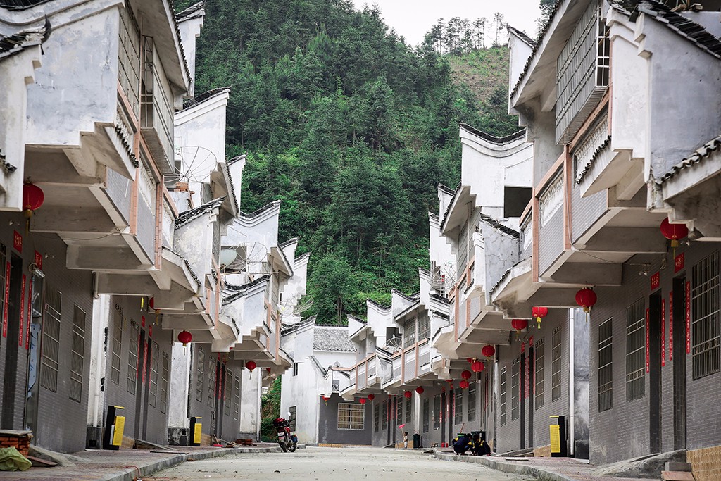 7建在缓坡平地上,焕然一新的移民新村(2012)大坪镇移民新村.jpg