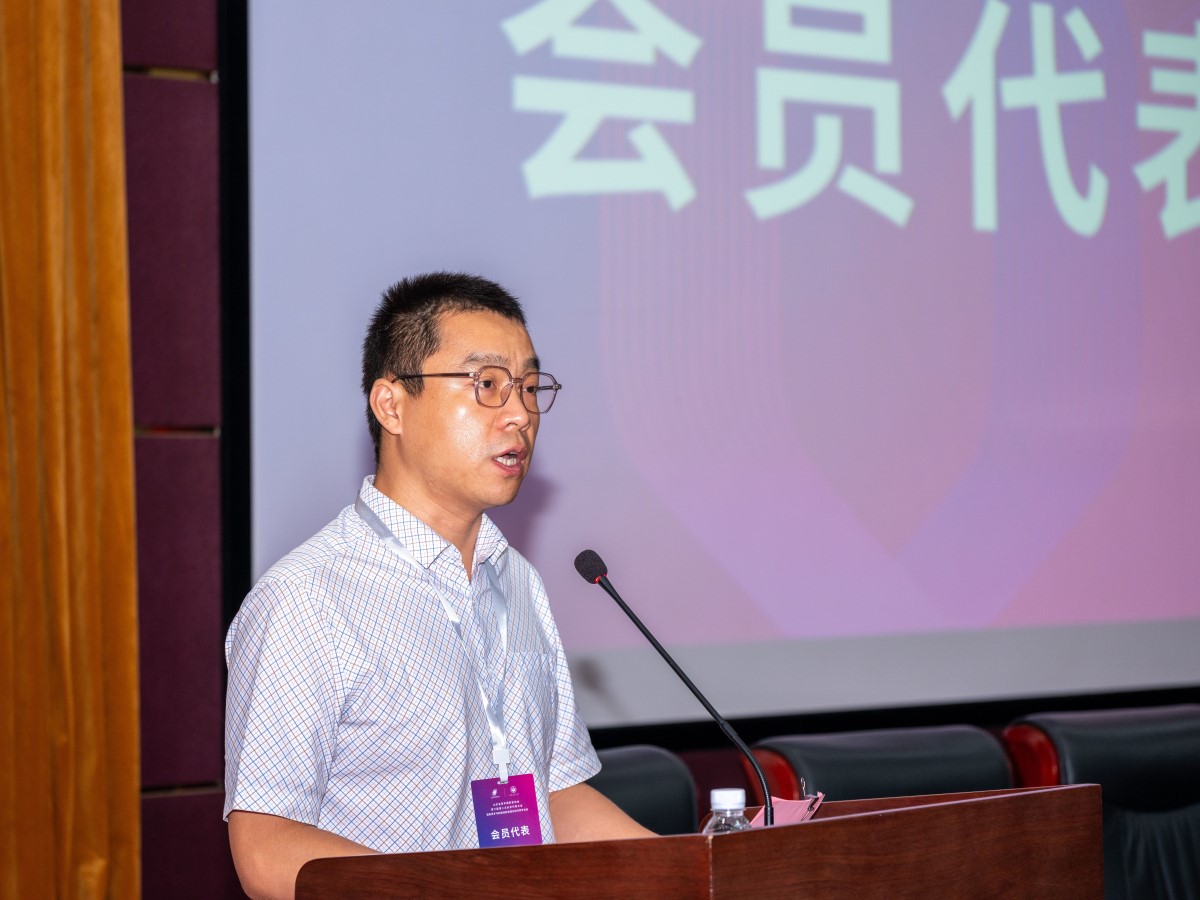 副会长兼秘书长刘书彤做工作报告.jpg
