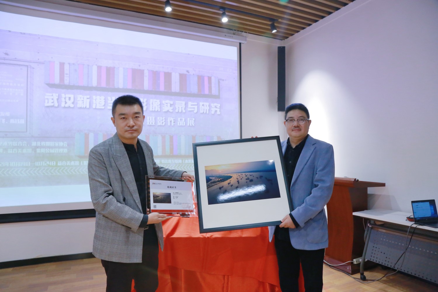 益合美术馆接受作品捐赠，并向作者颁发收藏证书.jpg