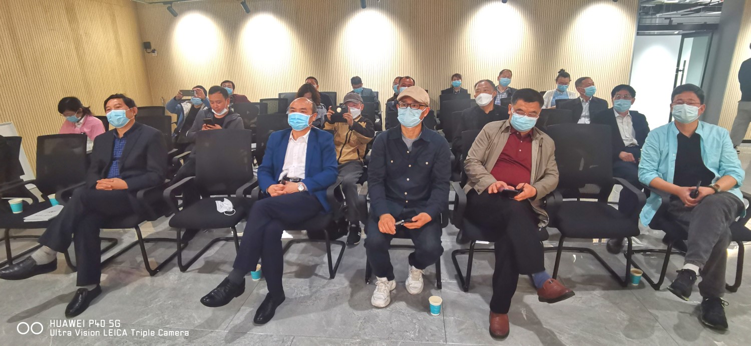 “中国·张家界”第二届世界遗产摄影大展合作方代表在分会场观看直播.jpg