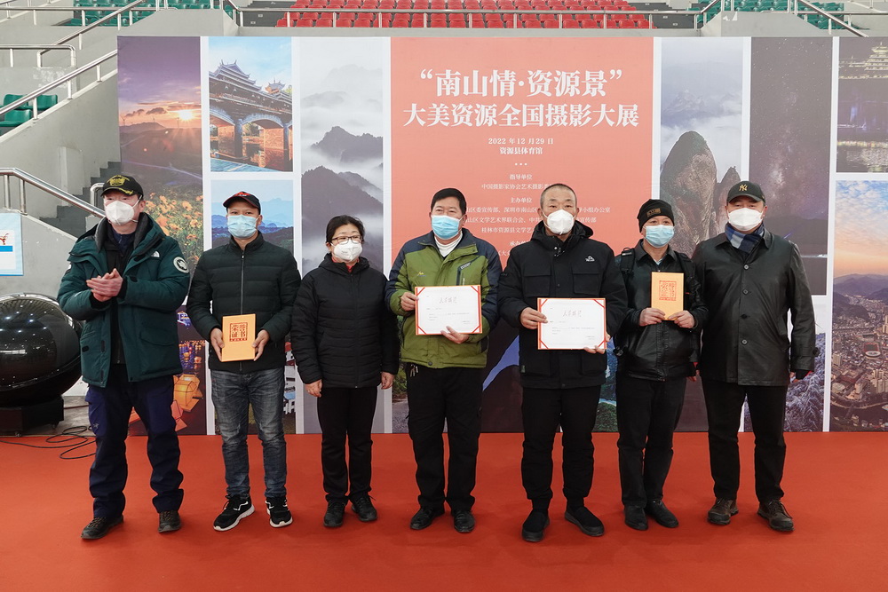 6 为入选作者颁发证书.JPG