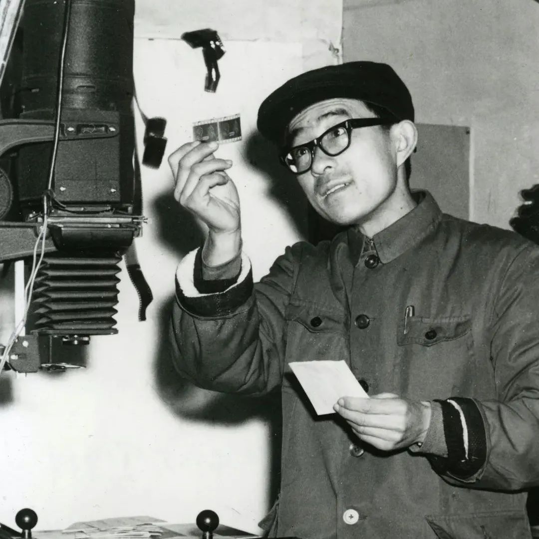 1971年，侯贺良在济南第八机床厂宣传科暗房工作照（自拍）.jpg