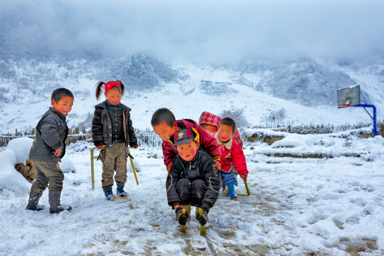 单莞云 摄  《雪地上的童年》.jpg