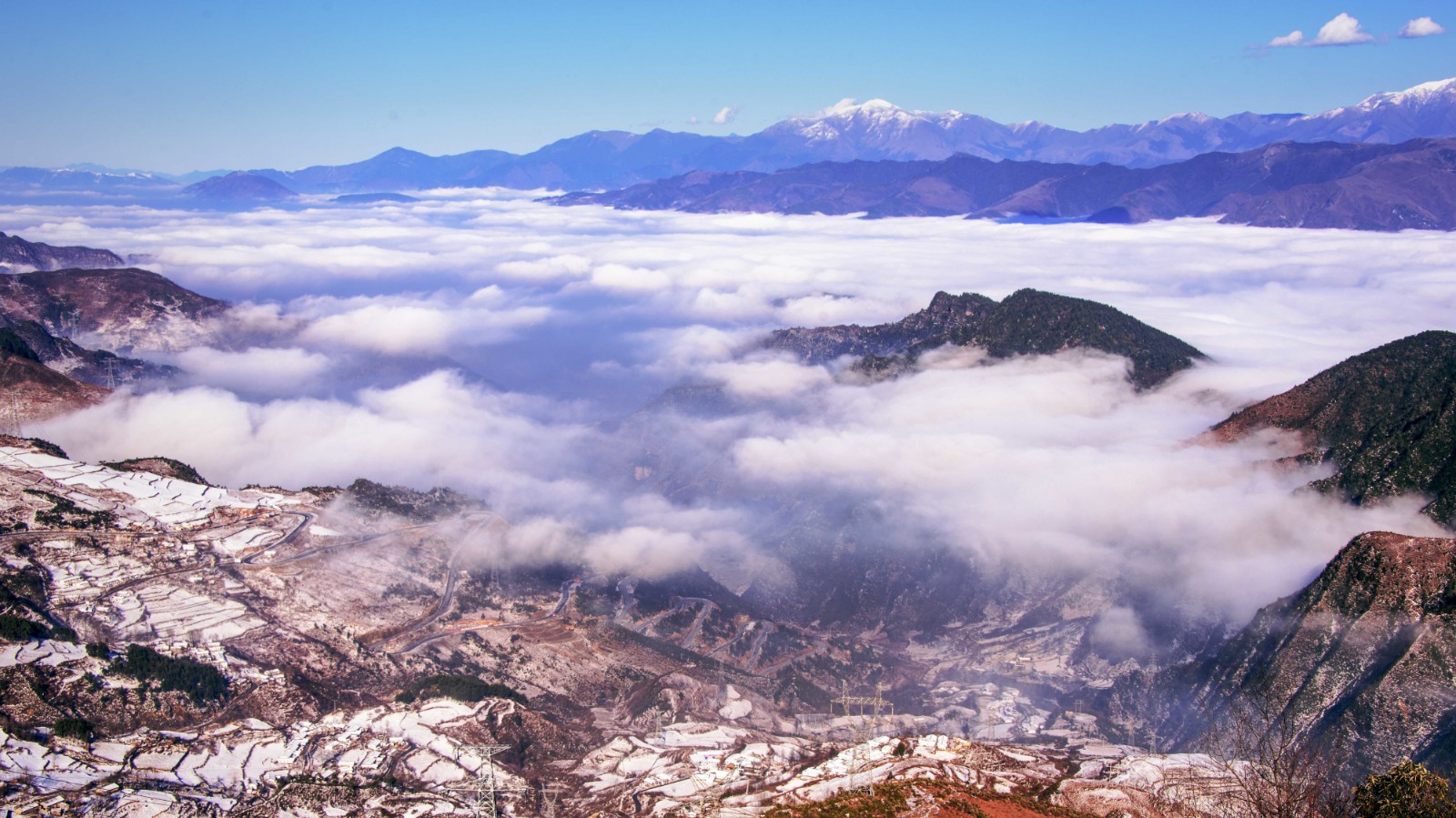 邓邦敏 摄 《云涌大凉山》  2018年1月3日一场大雪，京昆 高速托乌段封路，大量去成都方向车辆堵在冕宁，改道绕行，经越西大相岭拍下这美景。  jpg.jpg