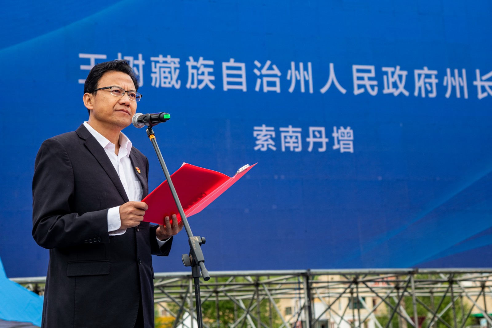 玉树藏族自治州人民政府州长索南丹增主持开幕式。.jpg