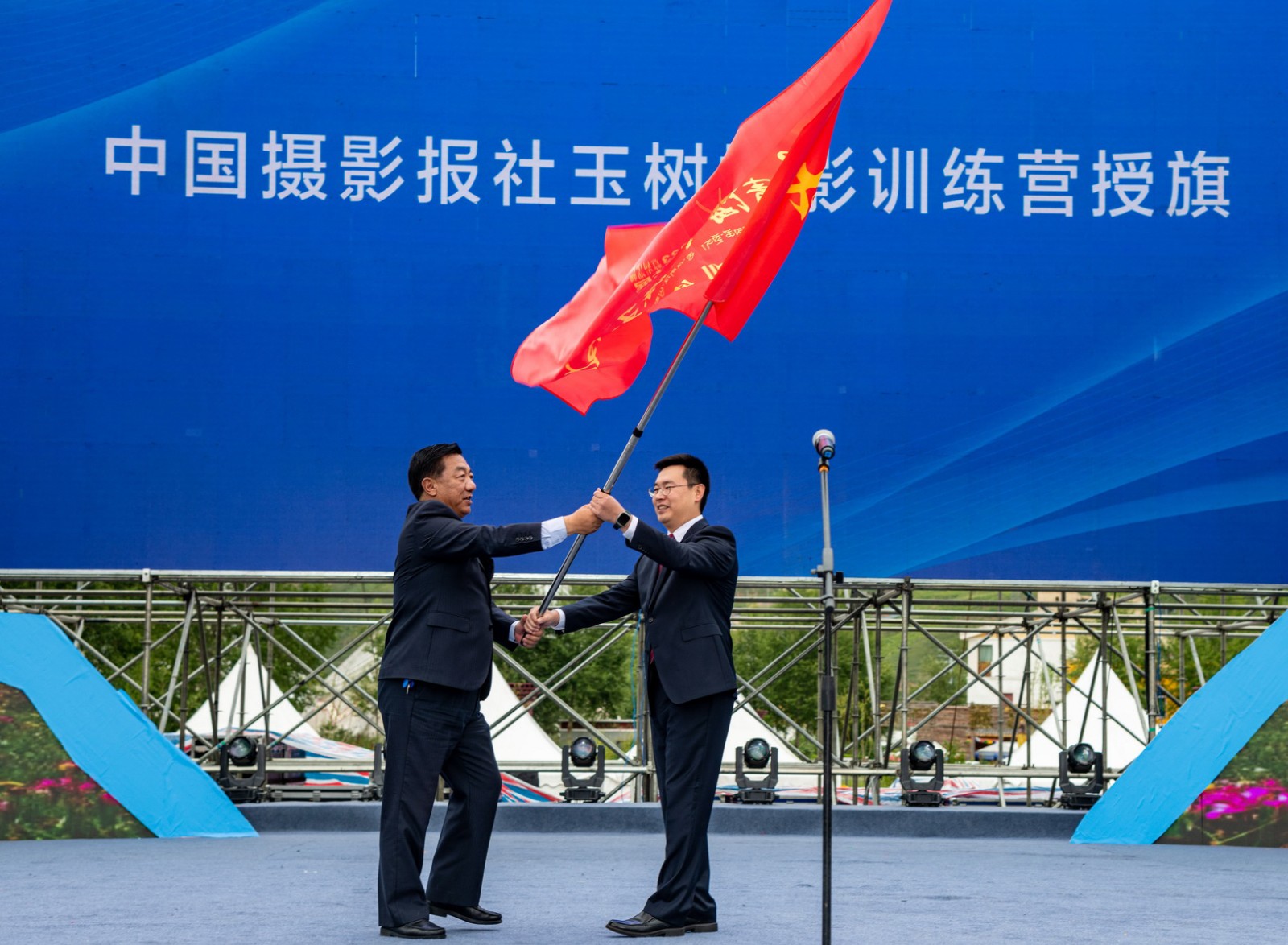 授旗仪式。.jpg