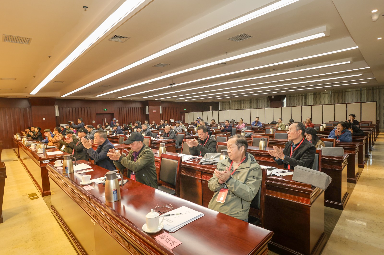 20会场鼓掌.jpg