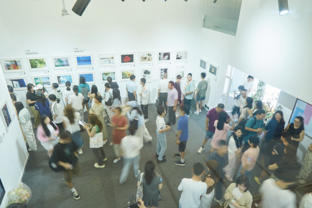 05_ExhibitionAttendees.raw.jpg