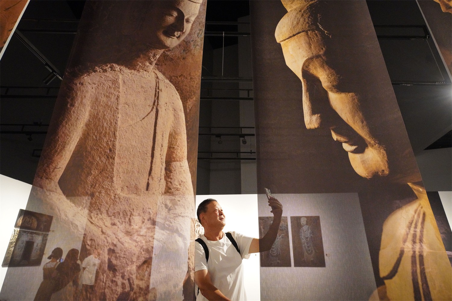 观众在观看“丝绸之路·黄河：巩县石窟”摄影艺术展。 马健  图2.jpg