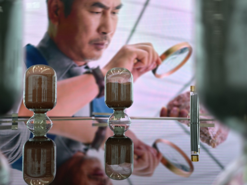 02-广东省文联副主席、广东省摄协主席李洁军作品《玻璃瓶里的大学问》.jpg
