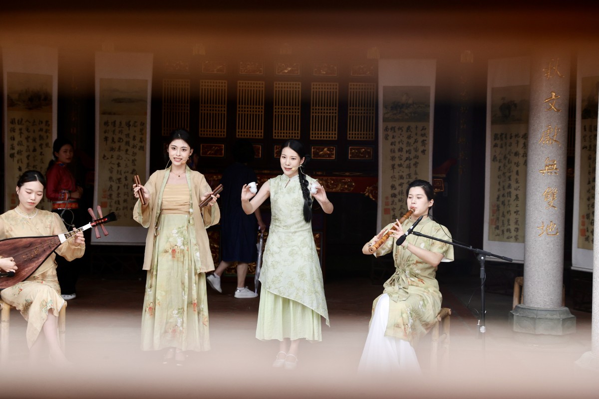 1777185236176330.jpg 沉浸式感受惠女文化与闽南风情,黄吾野祠堂体验南音表演(陈小阳 摄).jpg