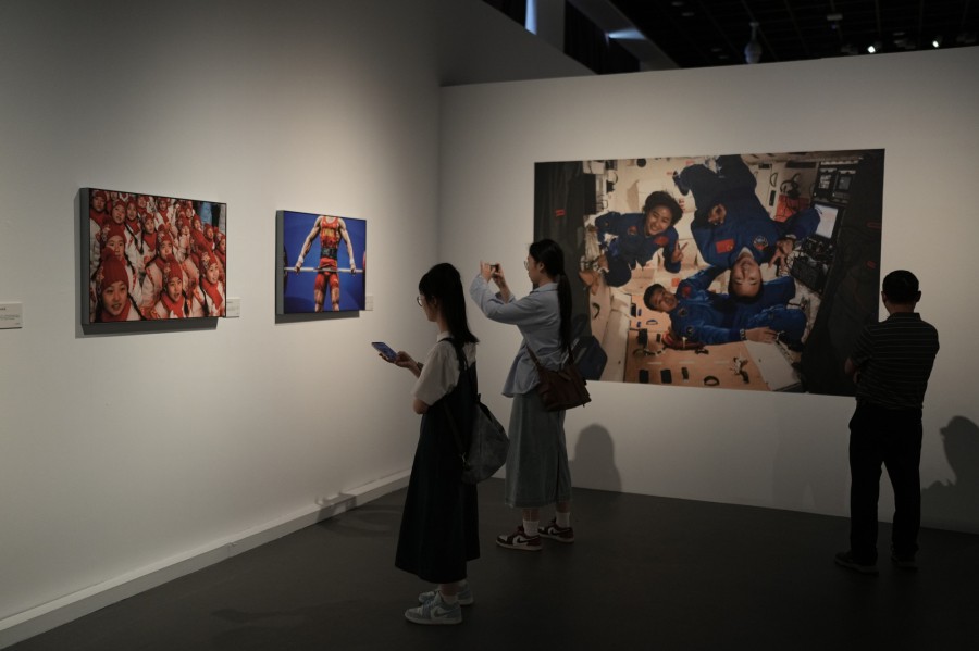 1780413068443260.jpg 观众看展。李隽辉 摄 (2).jpg